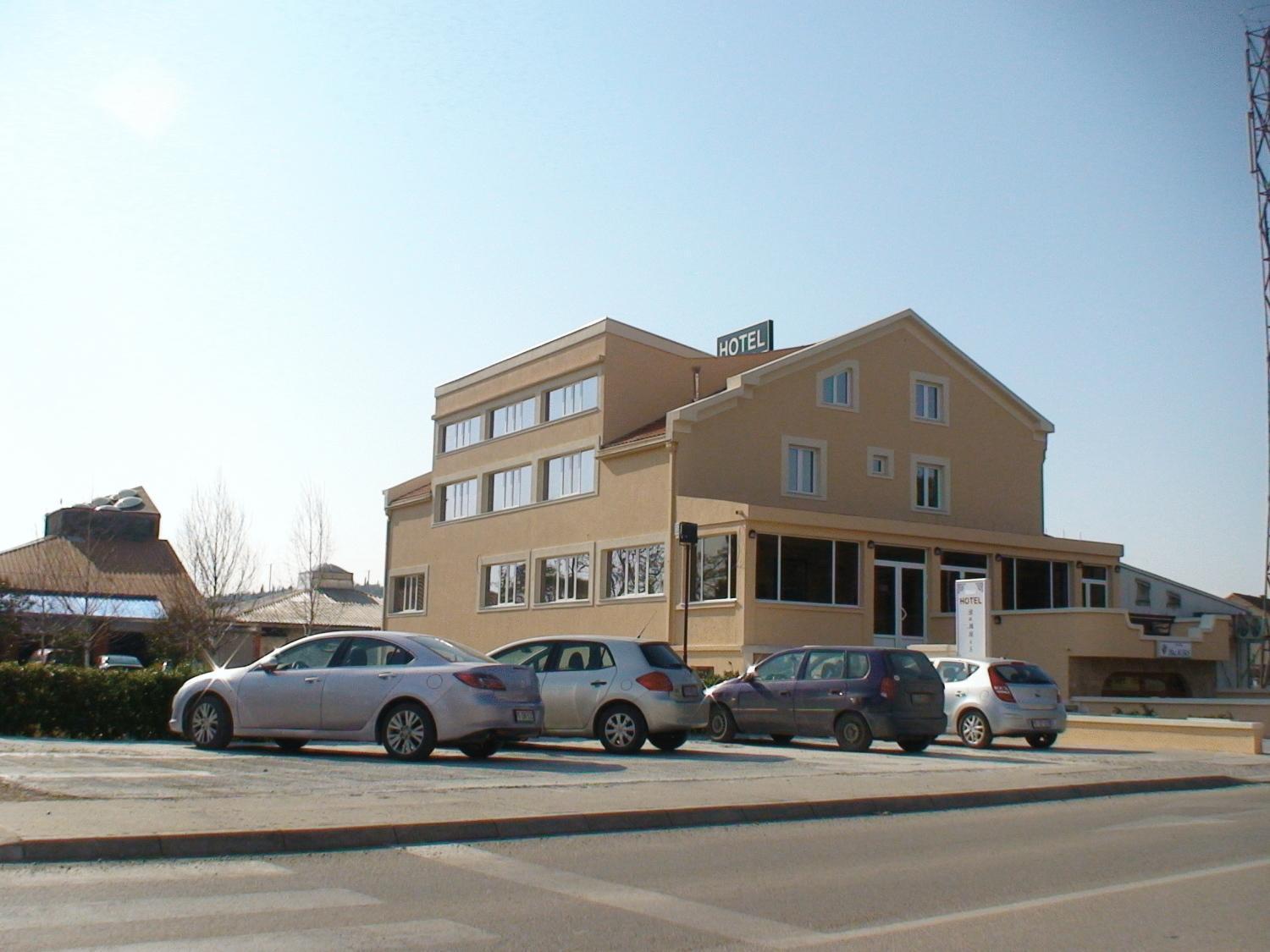 Mali Hotel Bambis Podgorica Kültér fotó