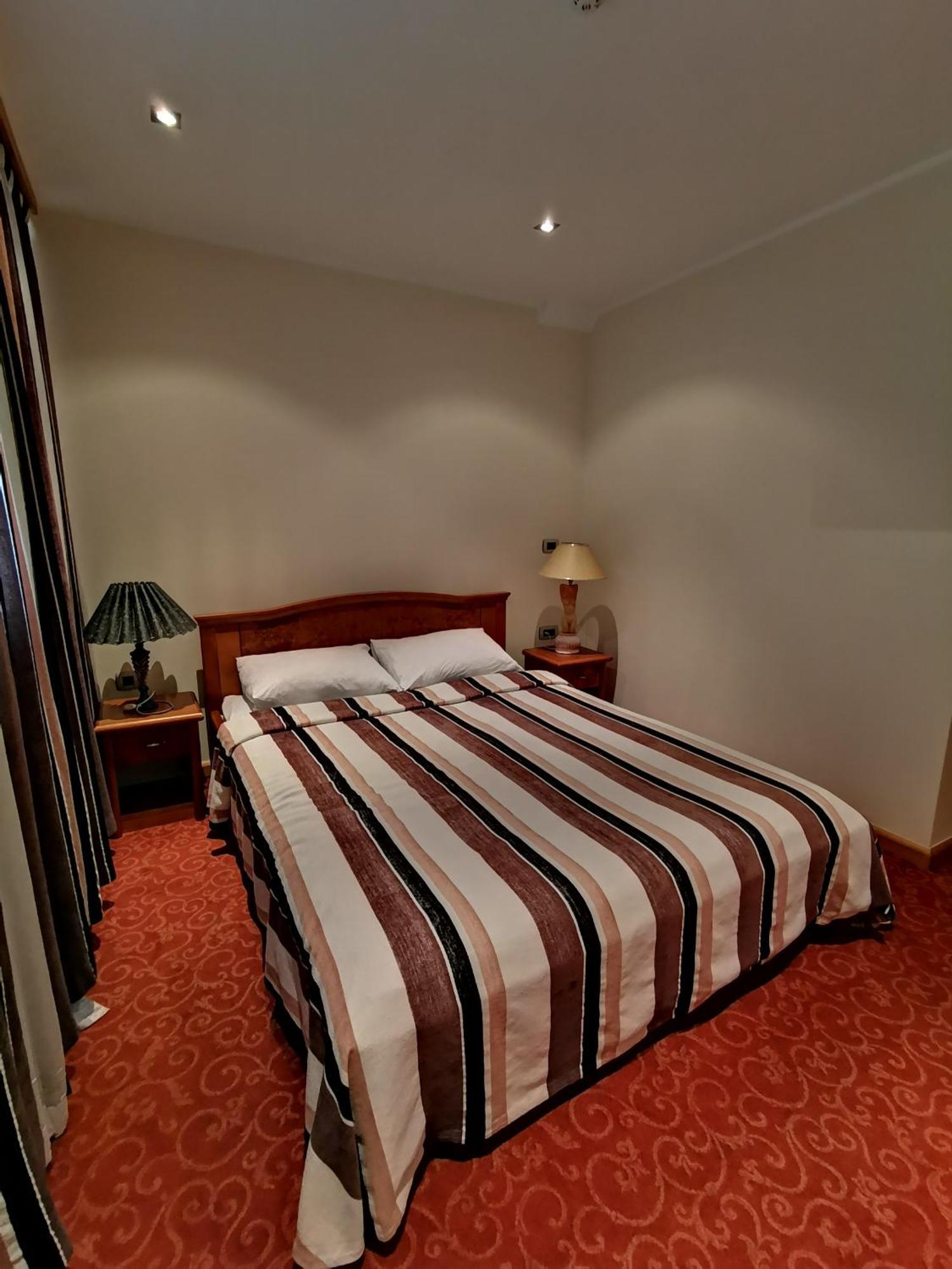 Mali Hotel Bambis Podgorica Kültér fotó