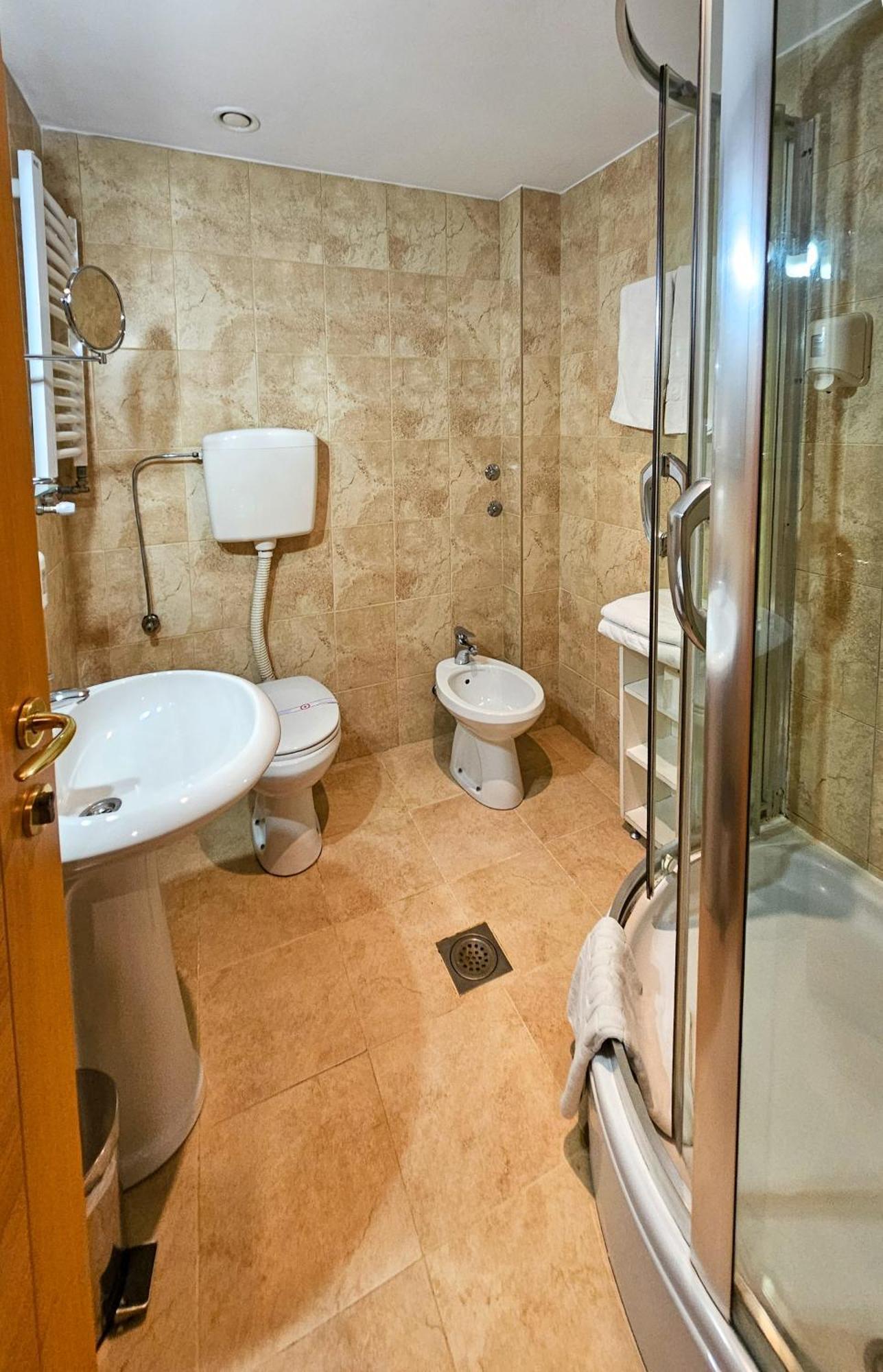 Mali Hotel Bambis Podgorica Kültér fotó