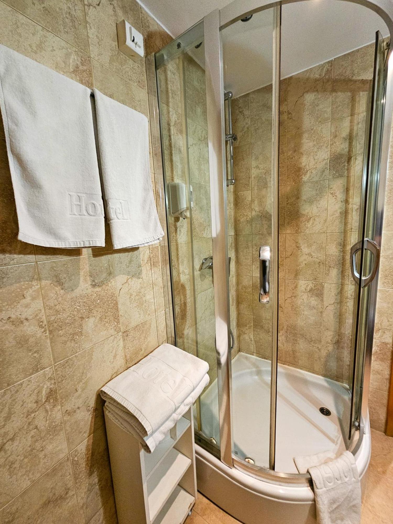 Mali Hotel Bambis Podgorica Kültér fotó