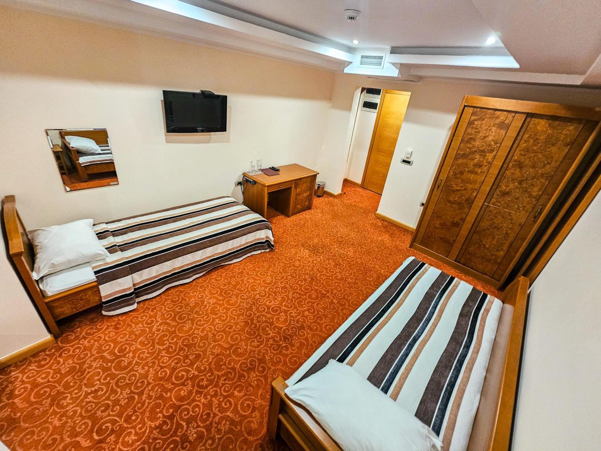 Mali Hotel Bambis Podgorica Kültér fotó