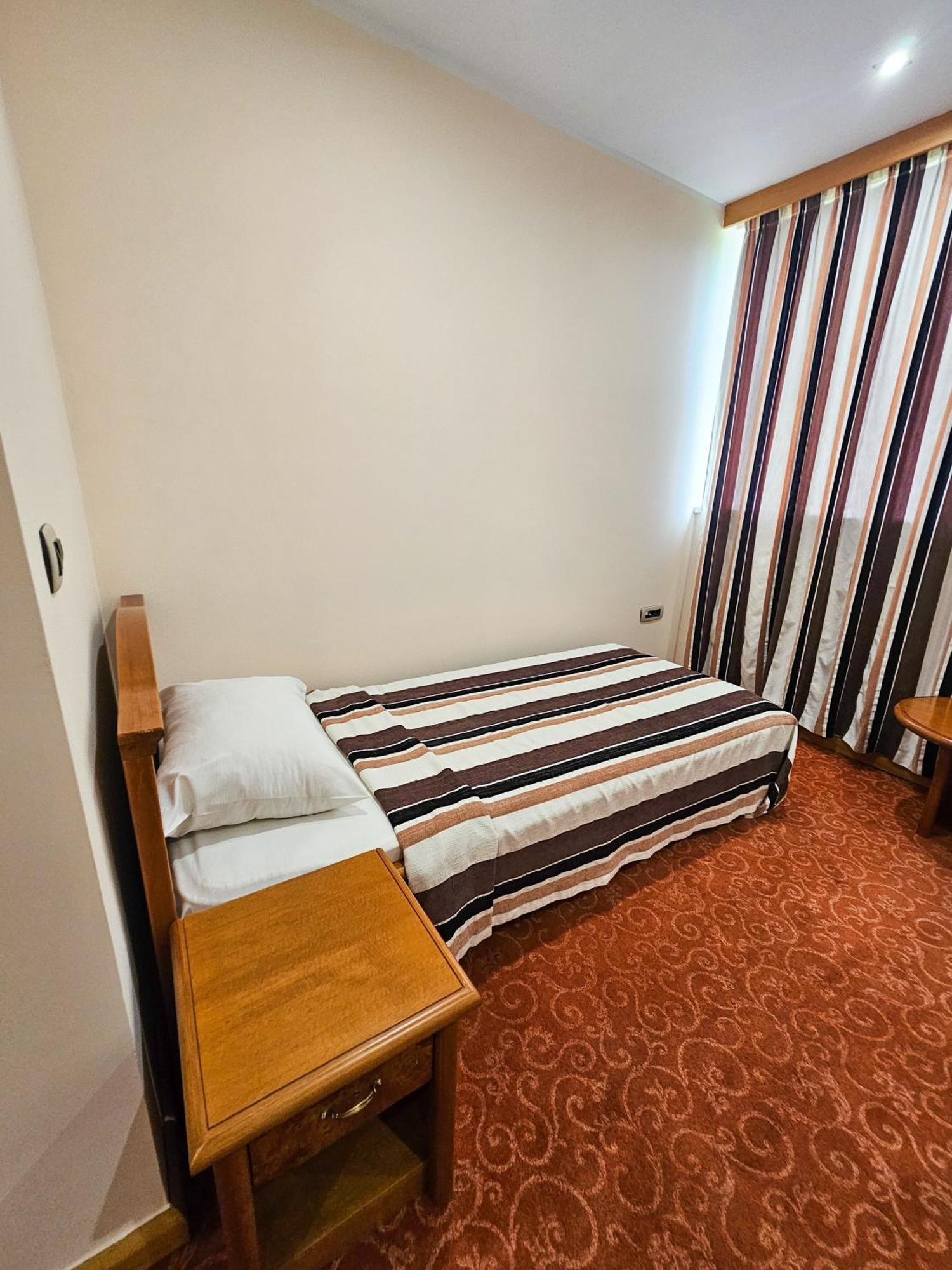 Mali Hotel Bambis Podgorica Kültér fotó