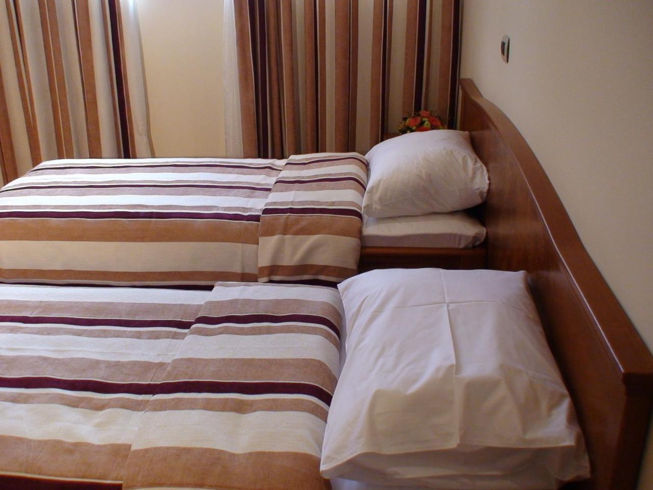Mali Hotel Bambis Podgorica Kültér fotó