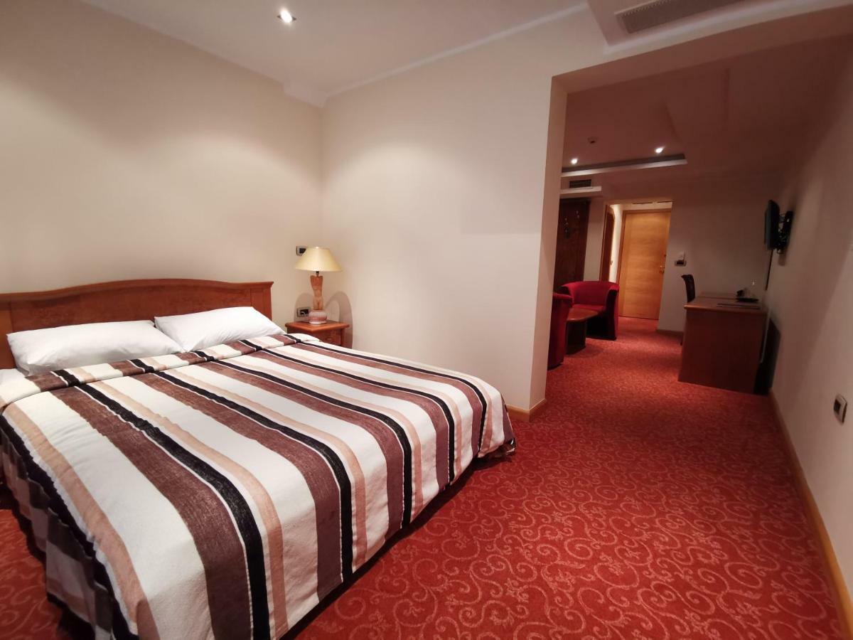 Mali Hotel Bambis Podgorica Kültér fotó