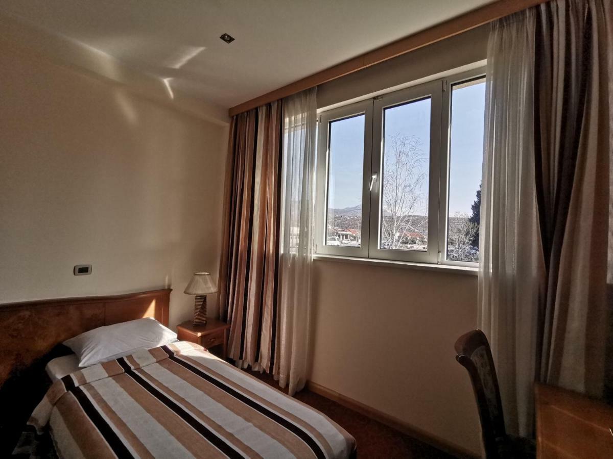 Mali Hotel Bambis Podgorica Kültér fotó