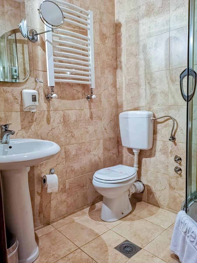 Mali Hotel Bambis Podgorica Kültér fotó